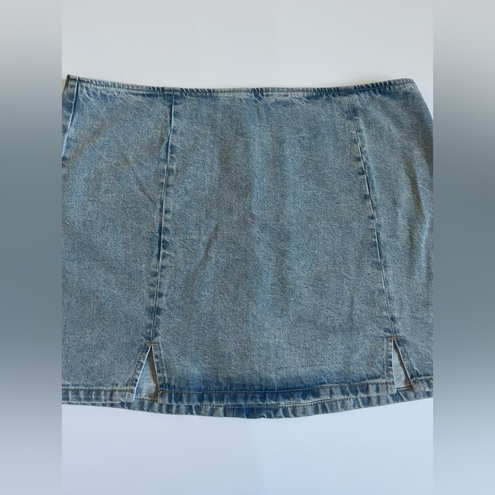NWOT ASOS Designs Women’s Light Wash Mini Skirt SZ 16 🩵 - Picture 3 of 11